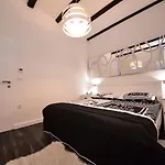 Tyra Delux Апартаменти *