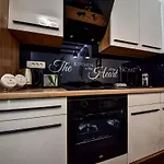Tyra Delux * Задар